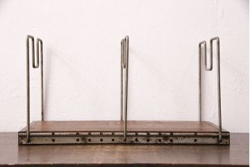和製アンティーク　昭和中期　ナラ材　アイアンの質感がかっこいい!レトロな雰囲気漂う本立て(ブックスタンド)(R-049379)