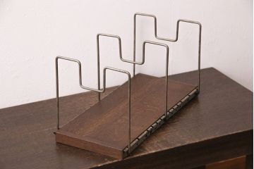 和製アンティーク　昭和中期　ナラ材　アイアンの質感がかっこいい!レトロな雰囲気漂う本立て(ブックスタンド)(R-049379)