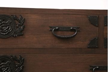 中古美品　総桐材　しっとりとした落ち着きのある色合いが素敵な加茂総桐箪笥(定価約35万円)(総桐たんす、桐箪笥、引き出し、チェスト、リビングボード、テレビボード)(R-049383)