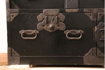 和製アンティーク　明治期　総桐材　コンパクトサイズで取り入れやすいシックな佇まいが魅力の庄内小箪笥(引き出し、チェスト、時代箪笥、桐箪笥、桐たんす)(R-049390)