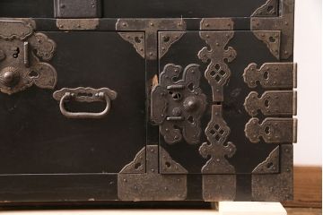 和製アンティーク　明治期　総桐材　コンパクトサイズで取り入れやすいシックな佇まいが魅力の庄内小箪笥(引き出し、チェスト、時代箪笥、桐箪笥、桐たんす)(R-049390)