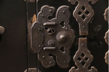 和製アンティーク　明治期　総桐材　コンパクトサイズで取り入れやすいシックな佇まいが魅力の庄内小箪笥(引き出し、チェスト、時代箪笥、桐箪笥、桐たんす)(R-049390)