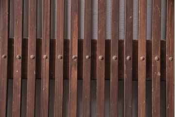 アンティーク建具　ケヤキ材・松材　細い桟が魅力の格子入り蔵戸(格子戸、玄関戸、引き戸、建具)(R-049392)