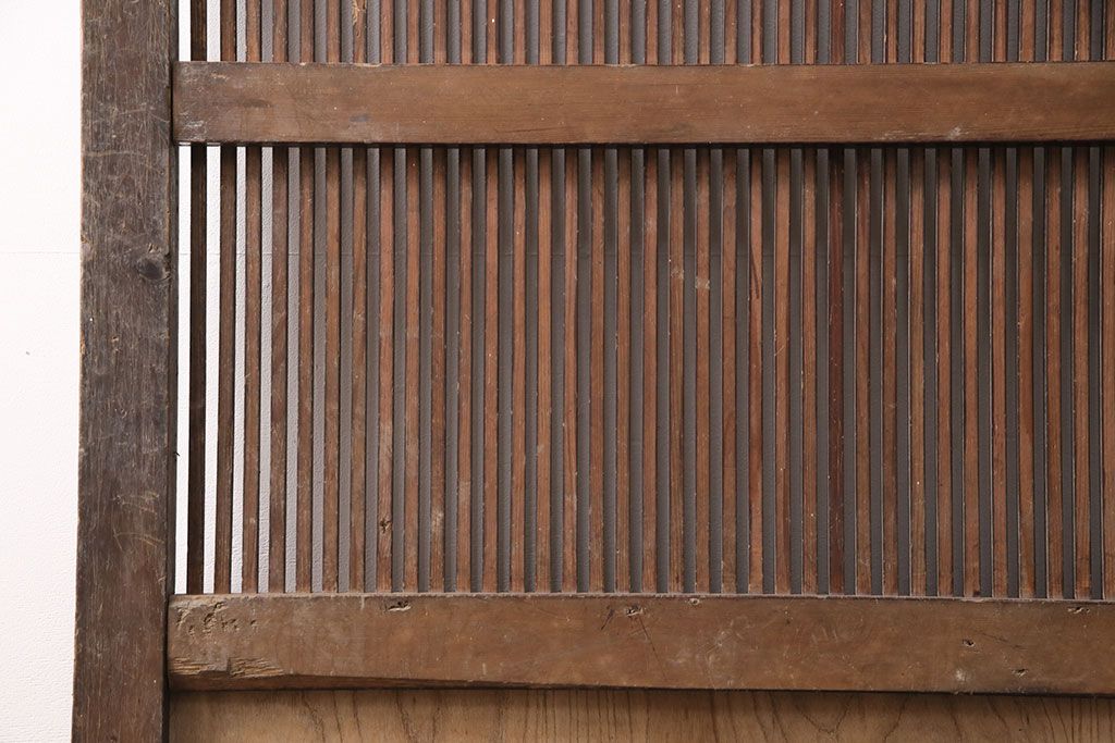 アンティーク建具　ケヤキ材・松材　細い桟が魅力の格子入り蔵戸(格子戸、玄関戸、引き戸、建具)(R-049392)