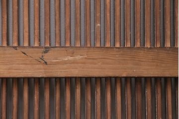 アンティーク建具　ケヤキ材・松材　細い桟が魅力の格子入り蔵戸(格子戸、玄関戸、引き戸、建具)(R-049392)