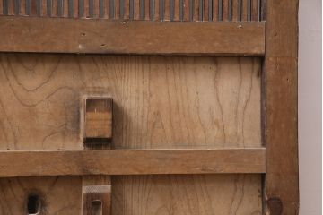 アンティーク建具　ケヤキ材・松材　細い桟が魅力の格子入り蔵戸(格子戸、玄関戸、引き戸、建具)(R-049392)