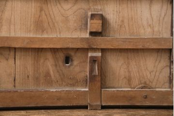 アンティーク建具　ケヤキ材・松材　細い桟が魅力の格子入り蔵戸(格子戸、玄関戸、引き戸、建具)(R-049392)