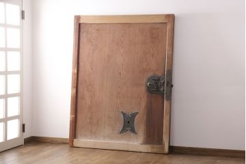 アンティーク建具　総ケヤキ材　細やかな意匠が施された金具が魅力の蔵戸(引き戸、玄関戸、建具)(R-049393)
