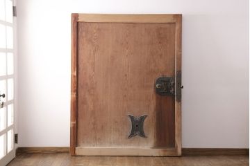 アンティーク建具　総ケヤキ材　細やかな意匠が施された金具が魅力の蔵戸(引き戸、玄関戸、建具)(R-049393)