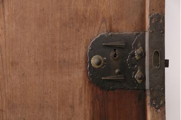 アンティーク建具　総ケヤキ材　細やかな意匠が施された金具が魅力の蔵戸(引き戸、玄関戸、建具)(R-049393)