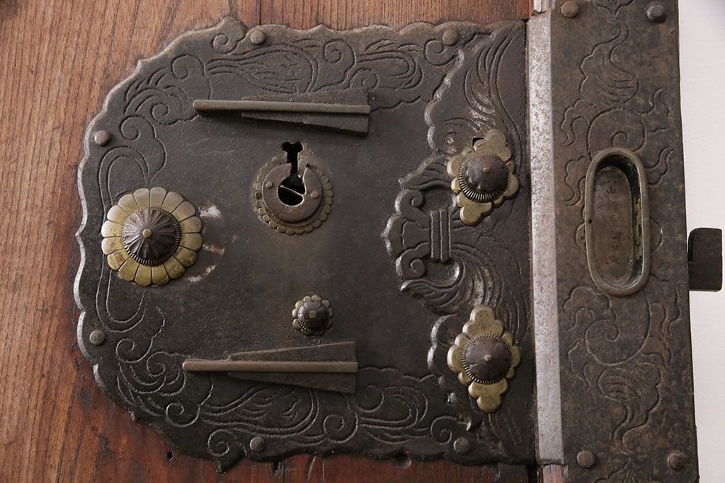 アンティーク建具　総ケヤキ材　細やかな意匠が施された金具が魅力の蔵戸(引き戸、玄関戸、建具)(R-049393)