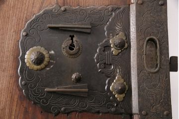 アンティーク建具　総ケヤキ材　細やかな意匠が施された金具が魅力の蔵戸(引き戸、玄関戸、建具)(R-049393)