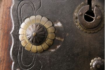 アンティーク建具　総ケヤキ材　細やかな意匠が施された金具が魅力の蔵戸(引き戸、玄関戸、建具)(R-049393)