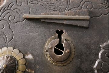 アンティーク建具　総ケヤキ材　細やかな意匠が施された金具が魅力の蔵戸(引き戸、玄関戸、建具)(R-049393)