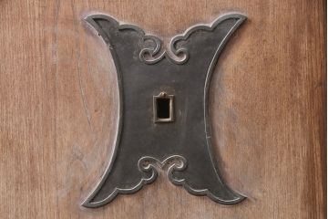 アンティーク建具　総ケヤキ材　細やかな意匠が施された金具が魅力の蔵戸(引き戸、玄関戸、建具)(R-049393)