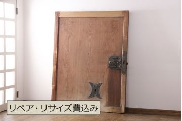 アンティーク建具　総ケヤキ材　細やかな意匠が施された金具が魅力の蔵戸(引き戸、玄関戸、建具)(R-049393)