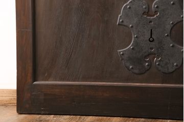 アンティーク建具　総松材　燻されたような渋い風合いが魅力の蔵戸(引き戸、玄関戸、建具)(R-049395)