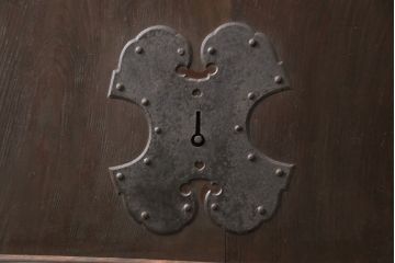 アンティーク建具　総松材　燻されたような渋い風合いが魅力の蔵戸(引き戸、玄関戸、建具)(R-049395)