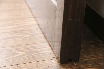 アンティーク建具　総松材　燻されたような渋い風合いが魅力の蔵戸(引き戸、玄関戸、建具)(R-049395)