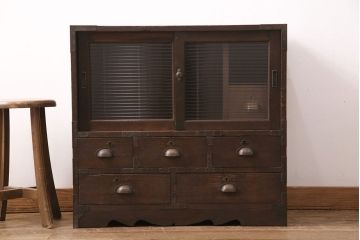 和製アンティーク　モールガラス　ノスタルジックな雰囲気漂う杉材製戸棚(収納棚、キャビネット、引き出し)(R-049404)