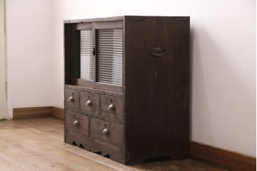 和製アンティーク　モールガラス　ノスタルジックな雰囲気漂う杉材製戸棚(収納棚、キャビネット、引き出し)(R-049404)