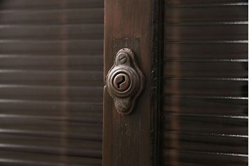 和製アンティーク　モールガラス　ノスタルジックな雰囲気漂う杉材製戸棚(収納棚、キャビネット、引き出し)(R-049404)