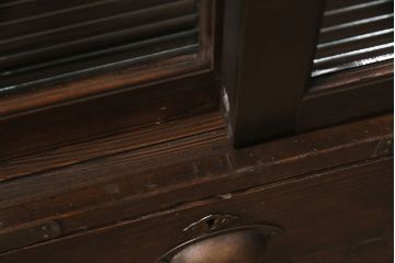 和製アンティーク　モールガラス　ノスタルジックな雰囲気漂う杉材製戸棚(収納棚、キャビネット、引き出し)(R-049404)