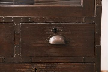 和製アンティーク　モールガラス　ノスタルジックな雰囲気漂う杉材製戸棚(収納棚、キャビネット、引き出し)(R-049404)
