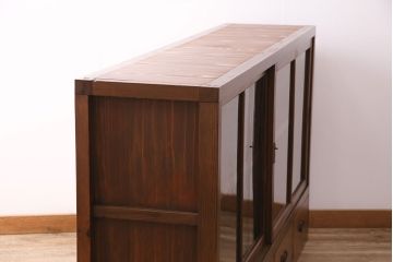 和製アンティーク　当店リメイク　前面ヒノキ材　シンプルで取り入れやすい!赤みがかった木肌が美しいガラス戸棚(サイドボード、収納棚、キャビネット)(R-049406)