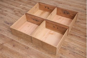 和製アンティーク　当店リメイク　前面ヒノキ材　シンプルで取り入れやすい!赤みがかった木肌が美しいガラス戸棚(サイドボード、収納棚、キャビネット)(R-049406)