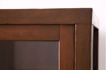 和製アンティーク　当店リメイク　前面ヒノキ材　シンプルで取り入れやすい!赤みがかった木肌が美しいガラス戸棚(サイドボード、収納棚、キャビネット)(R-049406)