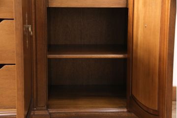 中古　DREXEL HERITAGE(ドレクセルヘリテイジ)　Triune(トライユン)　クラシカルな佇まいのキャビネット(サイドボード、リビングボード)(定価約54万円)(R-049410)