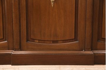 中古　DREXEL HERITAGE(ドレクセルヘリテイジ)　Triune(トライユン)　クラシカルな佇まいのキャビネット(サイドボード、リビングボード)(定価約54万円)(R-049410)
