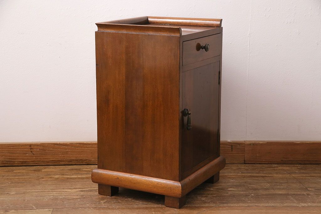 和製アンティーク　楠木　レトロで可愛らしい!小振りなサイズのサイドキャビネット(電話台、収納棚)(R-049414)