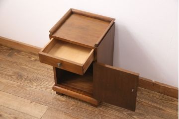 和製アンティーク　楠木　レトロで可愛らしい!小振りなサイズのサイドキャビネット(電話台、収納棚)(R-049414)
