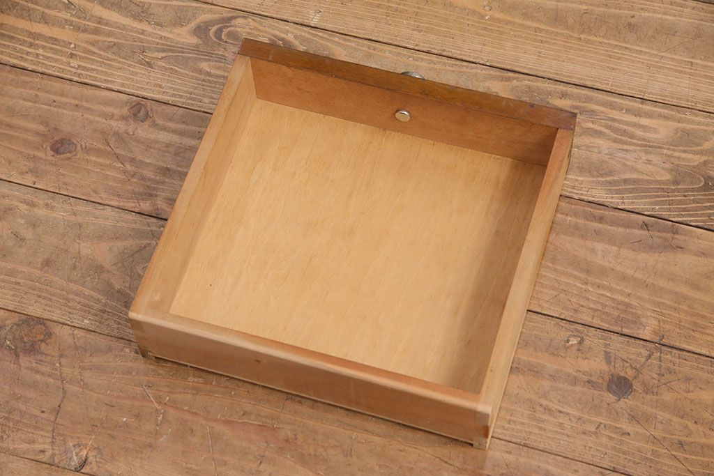 和製アンティーク　楠木　レトロで可愛らしい!小振りなサイズのサイドキャビネット(電話台、収納棚)(R-049414)