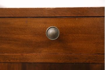 和製アンティーク　楠木　レトロで可愛らしい!小振りなサイズのサイドキャビネット(電話台、収納棚)(R-049414)