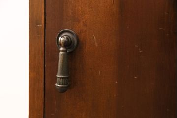 和製アンティーク　楠木　レトロで可愛らしい!小振りなサイズのサイドキャビネット(電話台、収納棚)(R-049414)