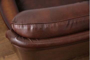 ヴィンテージ　カリモク家具(karimoku)　渋い雰囲気が格好良いレトロソファ(一人掛け、アームソファ、合皮、ビンテージ)(R-049415)
