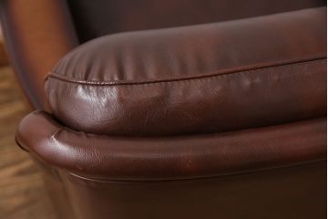 ヴィンテージ　カリモク家具(karimoku)　渋い雰囲気が格好良いレトロソファ(一人掛け、アームソファ、合皮、ビンテージ)(R-049416)