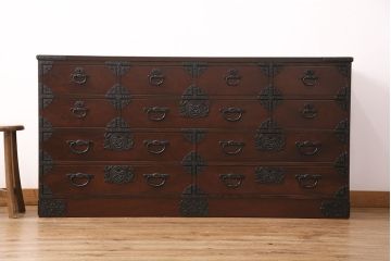 中古　民芸家具　青木産業　丁寧に作りこまれた金具が高級感漂うケヤキ材製横長チェスト(民芸箪笥サイドボード、整理タンス、衣装箪笥、和タンス、引き出し)(R-049417)