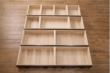 中古　民芸家具　青木産業　丁寧に作りこまれた金具が高級感漂うケヤキ材製横長チェスト(民芸箪笥サイドボード、整理タンス、衣装箪笥、和タンス、引き出し)(R-049417)