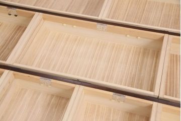 中古　民芸家具　青木産業　丁寧に作りこまれた金具が高級感漂うケヤキ材製横長チェスト(民芸箪笥サイドボード、整理タンス、衣装箪笥、和タンス、引き出し)(R-049417)