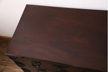 中古　民芸家具　青木産業　丁寧に作りこまれた金具が高級感漂うケヤキ材製横長チェスト(民芸箪笥サイドボード、整理タンス、衣装箪笥、和タンス、引き出し)(R-049417)