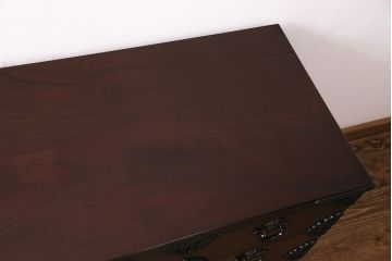 中古　民芸家具　青木産業　丁寧に作りこまれた金具が高級感漂うケヤキ材製横長チェスト(民芸箪笥サイドボード、整理タンス、衣装箪笥、和タンス、引き出し)(R-049417)