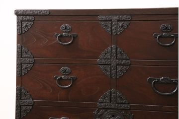 中古　民芸家具　青木産業　丁寧に作りこまれた金具が高級感漂うケヤキ材製横長チェスト(民芸箪笥サイドボード、整理タンス、衣装箪笥、和タンス、引き出し)(R-049417)