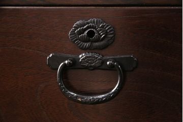 中古　民芸家具　青木産業　丁寧に作りこまれた金具が高級感漂うケヤキ材製横長チェスト(民芸箪笥サイドボード、整理タンス、衣装箪笥、和タンス、引き出し)(R-049417)