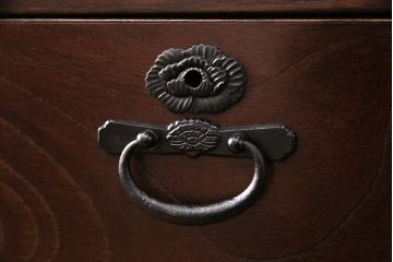 中古　民芸家具　青木産業　丁寧に作りこまれた金具が高級感漂うケヤキ材製横長チェスト(民芸箪笥サイドボード、整理タンス、衣装箪笥、和タンス、引き出し)(R-049417)