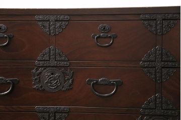 中古　民芸家具　青木産業　丁寧に作りこまれた金具が高級感漂うケヤキ材製横長チェスト(民芸箪笥サイドボード、整理タンス、衣装箪笥、和タンス、引き出し)(R-049417)