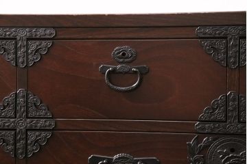 中古　民芸家具　青木産業　丁寧に作りこまれた金具が高級感漂うケヤキ材製横長チェスト(民芸箪笥サイドボード、整理タンス、衣装箪笥、和タンス、引き出し)(R-049417)